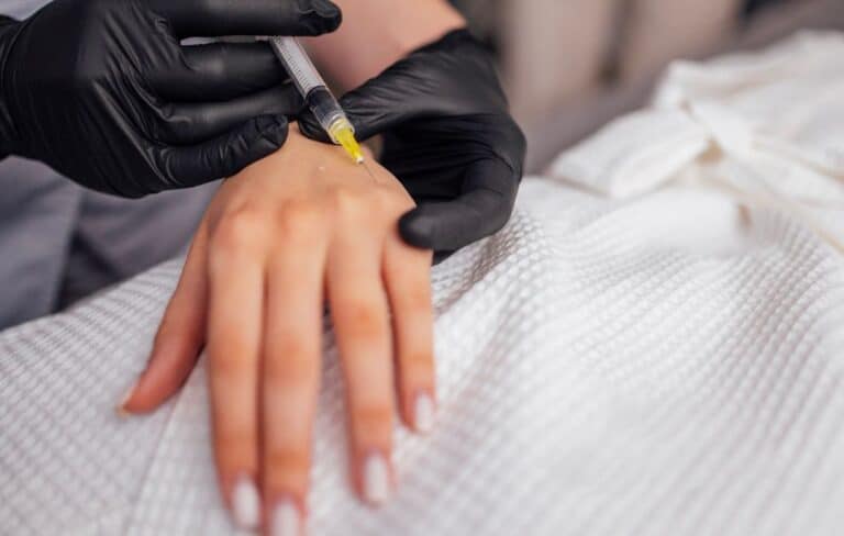 rajeunir les mains avec l'acide hyaluronique au Centre Médical Agora Martinique