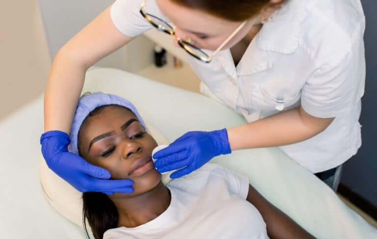 femme en train de recevoir un peeling par un dermatologue