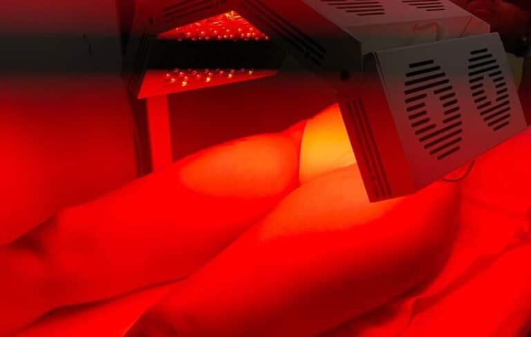 femme recevant un traitement par LED sur le corps