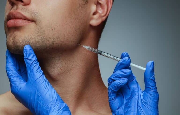 visage d'un homme recevant une injection d'inducteurs tissulaires